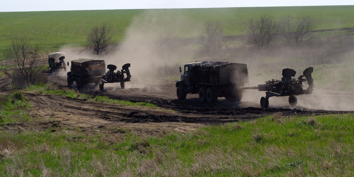 Ukrainian_Armys_M777_howitzers_towed_by_KrAZ-6322_trucks